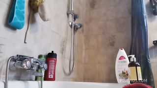 Hairy pussy thick Italian stepmom pisses and farts in the shower