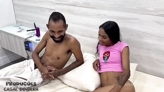 A novinha tomou muito no cuzinho apertado e ainda ganhou leite dentro