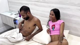 A novinha tomou muito no cuzinho apertado e ainda ganhou leite dentro