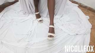 Negrinha brasileira tomando no cu e gritando de dor