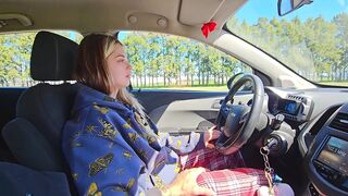 TRAVELING WITH MY GIRLFRIEND, SHE COULDN T HOLD BACK: A DELUXE JERK-OFF AND A BLOWJOB BY THE SIDE OF THE ROAD.