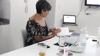 LLAMO A UN AMANTE PARA QUE VENGA A COJERME EL CULO Y MI M ARIDO ME AVISA QUE LLEGA TRES HORAS TARDE , INCREIBLE COJIDA ANAL , PERDI la cuenta de los orgasmos que tuve