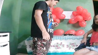 A novinha fez aniversario e me surpreendeu com sexo anal e boquete