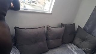 Vizinha Olhando a Vista Da Favela Pelada, No Sofa Ela Sentou Ate Tirar Porra da Pica Com a Buceta | Joao O Safado