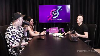 SAFADA FAZ UM BOQUETE APOS OUVIR ELE FALAR SOBRE COLOCAR A CAMISINHA PARA A PESSOA VER - FREDDY, O REI DO DOGGING (TODA HORA SEM PARAR) (SHEER/RED)