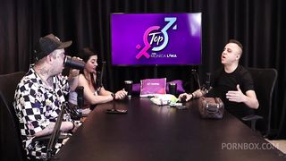 SAFADA FAZ UM BOQUETE APOS OUVIR ELE FALAR SOBRE COLOCAR A CAMISINHA PARA A PESSOA VER - FREDDY, O REI DO DOGGING (TODA HORA SEM PARAR) (SHEER/RED)