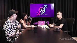 SAFADA FAZ UM BOQUETE APOS OUVIR ELE FALAR SOBRE COLOCAR A CAMISINHA PARA A PESSOA VER - FREDDY, O REI DO DOGGING (TODA HORA SEM PARAR) (SHEER/RED)