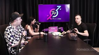 SAFADA FAZ UM BOQUETE APOS OUVIR ELE FALAR SOBRE COLOCAR A CAMISINHA PARA A PESSOA VER - FREDDY, O REI DO DOGGING (TODA HORA SEM PARAR) (SHEER/RED)