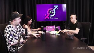 SAFADA FAZ UM BOQUETE APOS OUVIR ELE FALAR SOBRE COLOCAR A CAMISINHA PARA A PESSOA VER - FREDDY, O REI DO DOGGING (TODA HORA SEM PARAR) (SHEER/RED)