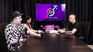 SAFADA FAZ UM BOQUETE APOS OUVIR ELE FALAR SOBRE COLOCAR A CAMISINHA PARA A PESSOA VER - FREDDY, O REI DO DOGGING (TODA HORA SEM PARAR) (SHEER/RED)