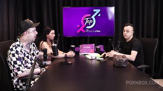 SAFADA FAZ UM BOQUETE APOS OUVIR ELE FALAR SOBRE COLOCAR A CAMISINHA PARA A PESSOA VER - FREDDY, O REI DO DOGGING (TODA HORA SEM PARAR) (SHEER/RED)