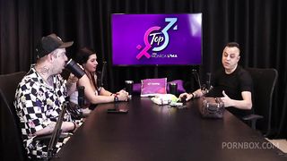 SAFADA FAZ UM BOQUETE APOS OUVIR ELE FALAR SOBRE COLOCAR A CAMISINHA PARA A PESSOA VER - FREDDY, O REI DO DOGGING (TODA HORA SEM PARAR) (SHEER/RED)