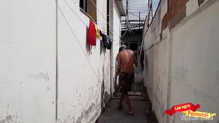 COMI O CU DA EMPREGADA NO QUINTAL E GOZEI NA BOCA DELA.