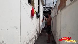 COMI O CU DA EMPREGADA NO QUINTAL E GOZEI NA BOCA DELA.