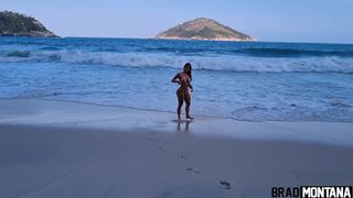 Gostosa encontrou dois pirocudos na praia e chamou os dois pra foder no pelo