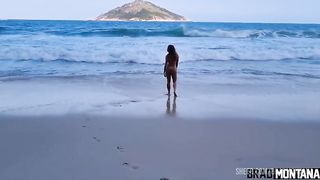 Gostosa encontrou dois pirocudos na praia e chamou os dois pra foder no pelo