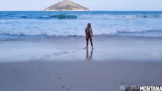 Gostosa encontrou dois pirocudos na praia e chamou os dois pra foder no pelo