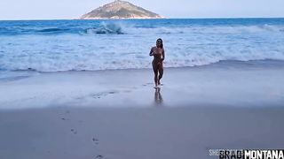 Gostosa encontrou dois pirocudos na praia e chamou os dois pra foder no pelo