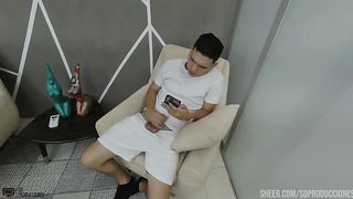 La madrastra encuentra a su hijastro masturbandose en la sala, de castigo le da unas buenas mamadas HISTORIA COMPLETA