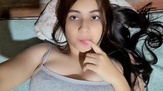 SE MASTURBA HASTA VENIRSE A CHORROS