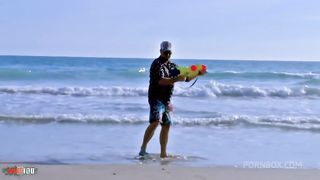 Skinny blonde Evy Sky double penetration at the beach