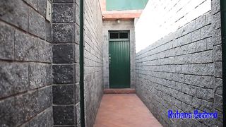 Chamei um encanador para desentupir a minha pia e ele acabou entupindo meu cu de porra (VIDEO NOVO)
