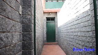 Chamei um encanador para desentupir a minha pia e ele acabou entupindo meu cu de porra (VIDEO NOVO)