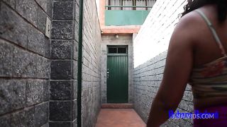 Chamei um encanador para desentupir a minha pia e ele acabou entupindo meu cu de porra (VIDEO NOVO)