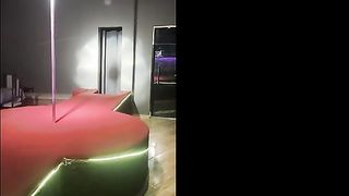 Stripper bem safadinho na boate e brincando com meu cuzinho metendo o plug