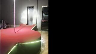 Stripper bem safadinho na boate e brincando com meu cuzinho metendo o plug