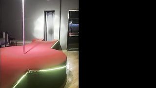 Stripper bem safadinho na boate e brincando com meu cuzinho metendo o plug