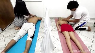 El Masajista se Folla a la Novia En Masaje en Pareja Mientras su Novio le Hacen Masaje al Lado NTR