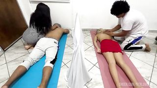 El Masajista se Folla a la Novia En Masaje en Pareja Mientras su Novio le Hacen Masaje al Lado NTR