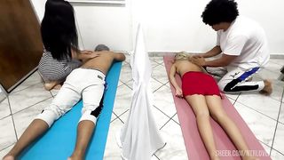 El Masajista se Folla a la Novia En Masaje en Pareja Mientras su Novio le Hacen Masaje al Lado NTR