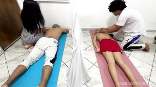 El Masajista se Folla a la Novia En Masaje en Pareja Mientras su Novio le Hacen Masaje al Lado NTR