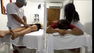 Masaje en Pareja Termina en la Esposa Siendo Follada al lado de su Marido por el Medico Pervertido NTR JAV