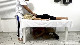 Mi Marido se escondio a bajo de la Cama para Ver si lo Enganaba con el Masajista Que Rico serle Infiel a un Cornudo NTR