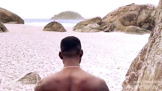Foda em publico na praia deserta comendo minha loira olhando o mar
