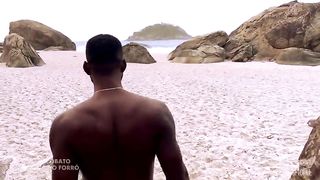 Foda em publico na praia deserta comendo minha loira olhando o mar
