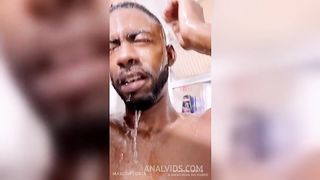 Sai do banho de pau duro e comi minha mulher no banheiro e depois na cozinha