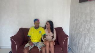 SEXO GOSTOSO COM ESSA MAGRINHA E ELA TIRA A CAMISINHA PARA SENTIR O PAU NA BUCETA E DA ATE O CUZINHO