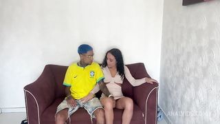SEXO GOSTOSO COM ESSA MAGRINHA E ELA TIRA A CAMISINHA PARA SENTIR O PAU NA BUCETA E DA ATE O CUZINHO