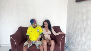 SEXO GOSTOSO COM ESSA MAGRINHA E ELA TIRA A CAMISINHA PARA SENTIR O PAU NA BUCETA E DA ATE O CUZINHO