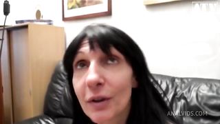 Home sex with Silvia a brunette Italian mature slut gets her ass fucked and wants her mouth filled