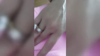 Amor queimou na largada, gozou rapido na minha buceta, fiquei cheia de tesao deixei ele empurra o dedo no meu cu!