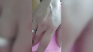 Amor acabou queimando a largada, quando penetrou na minha buceta e comeu meu cu com o dedo!