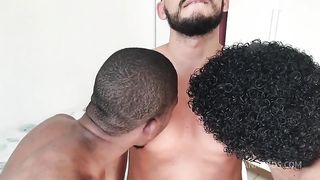 Sedento por pica , chamou amigos dotados pra encherem seu cu de porra
