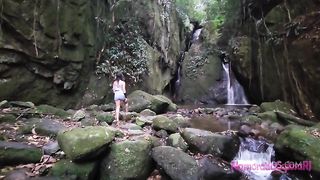 Conheci essa novinha gostosa na cachoeira, levei pra casa e gozei dentro do cuzinho