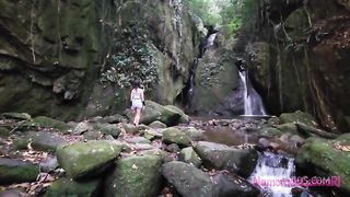 Conheci essa novinha gostosa na cachoeira, levei pra casa e gozei dentro do cuzinho