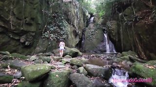 Conheci essa novinha gostosa na cachoeira, levei pra casa e gozei dentro do cuzinho